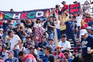 Checo Pérez: Afición modificó 'Cielito Lindo' para apoyar al mexicano en el GP de nuestro país