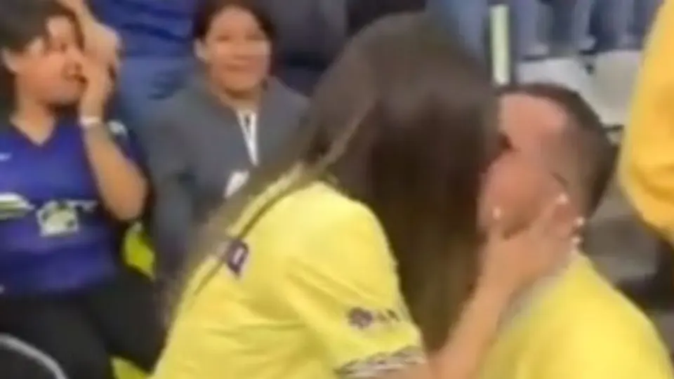 Clásico Nacional: Pareja azulcrema se comprometió durante el triunfo del América