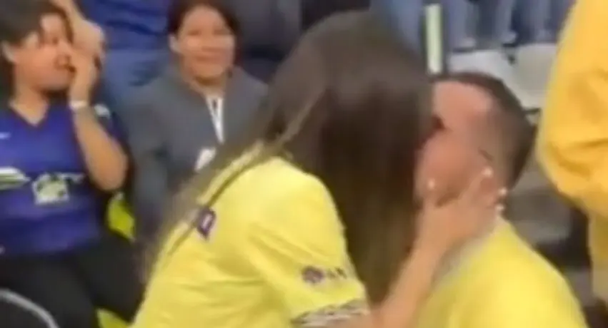 Clásico Nacional: Pareja azulcrema se comprometió durante el triunfo del América