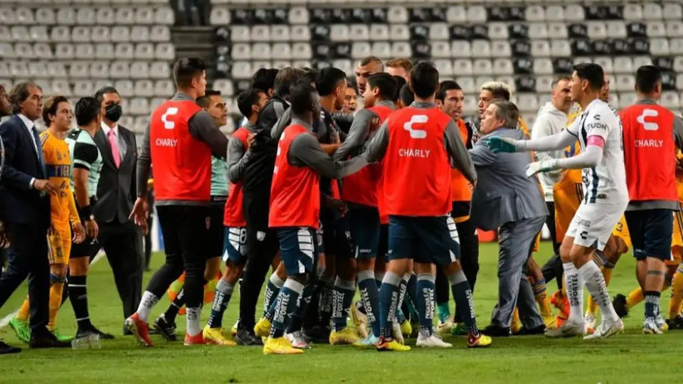 Liga MX: Pachuca y Tigres protagonizaron bronca en el medio tiempo