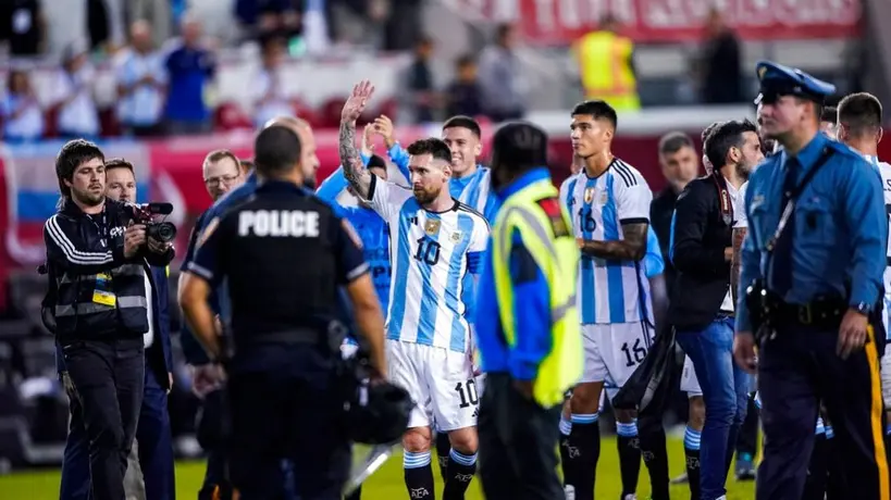 Así fue cómo un espontáneo se coló al partido de Argentina en búsqueda de Messi