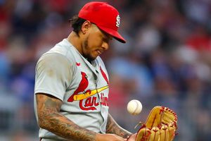 MLB: Carlos Martínez fue suspendido por violar la política de violencia doméstica