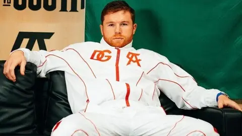 Canelo Álvarez regresó al gimnasio tras ser operado de la mano izquierda