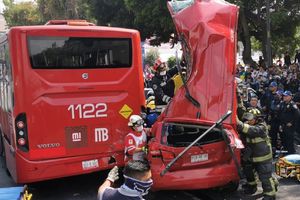 Video: Metrobús en la CDMX chocó con una camioneta que invadió el carril confinado