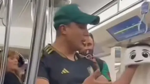 Mexicano 'vende' mascota del Mundial en el metro de Qatar