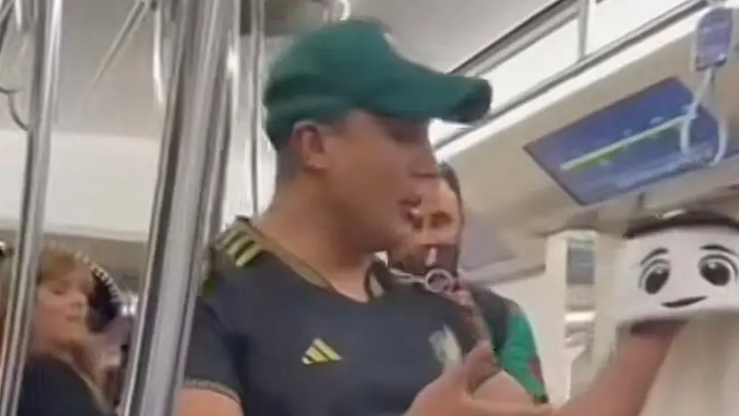 Mexicano 'vende' mascota del Mundial en el metro de Qatar