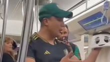 Mexicano 'vende' mascota del Mundial en el metro de Qatar