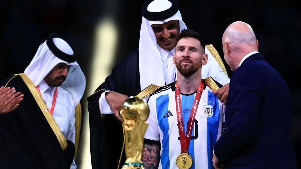 Lionel Messi junto a Gianni Infantino en la ceremonia del Mundial | MIGUEL PONTÓN