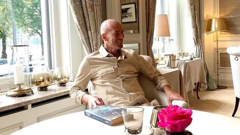 Zidane y su elegancia no tienen límites, cayendo de un caballo el francés mantuvo el porte