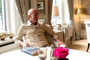 Zidane y su elegancia no tienen límites, cayendo de un caballo el francés mantuvo el porte