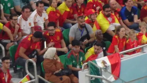 Qatar 2022: Mexicanos roban reflector en el España-Costa Rica