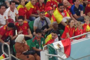 Qatar 2022: Mexicanos roban reflector en el España-Costa Rica