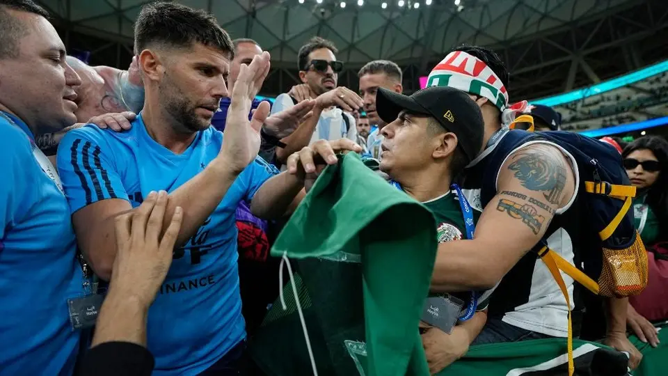 Argentina vs México: Pleito en la tribuna entre aficionados de ambos países