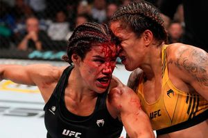 Amanda Nunes se impuso en sangrienta batalla a Julianna Peña en UFC 277