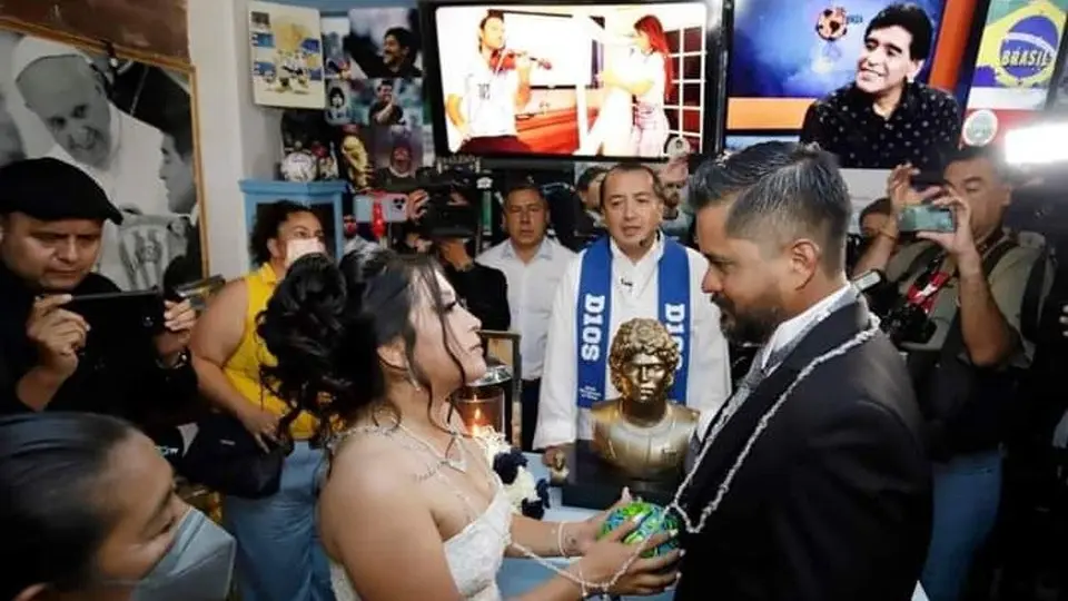 Iglesia de Diego Maradona celebró su primera boda en Cholula, Puebla