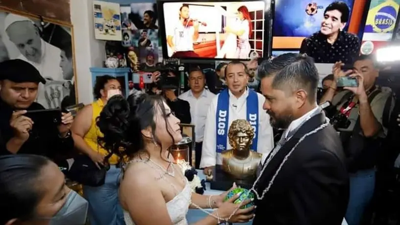 Iglesia de Diego Maradona celebró su primera boda en Cholula, Puebla