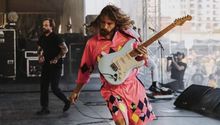 Guitarrista de la banda IDLES sale al escenario con icónica playera de Jorge Campos