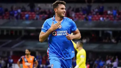 Crítica RÉCORD: ¿Qué hizo el Feyenoord para convencer a Cruz Azul de vender a Santi Giménez?