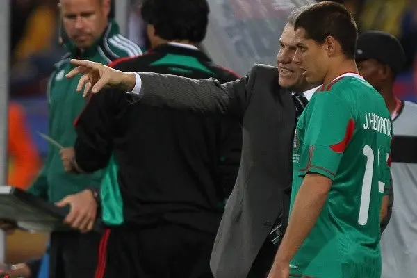 Aguirre y Chicharito en Sudáfrica 2010 durante juego ante Uruguay
