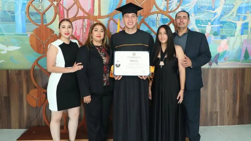 Chivas: Luis Olivas se graduó como Licenciado en Administración de Negocios