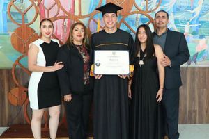 Chivas: Luis Olivas se graduó como Licenciado en Administración de Negocios