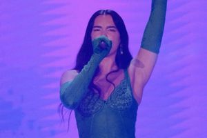 Dua Lipa: Cambia de opinión y le cantó a un Dr. Simi en su concierto en Monterrey