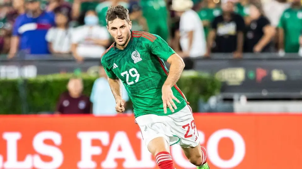 Santiago Giménez arribó a la CDMX en 'silencio' tras ser cortado del Mundial