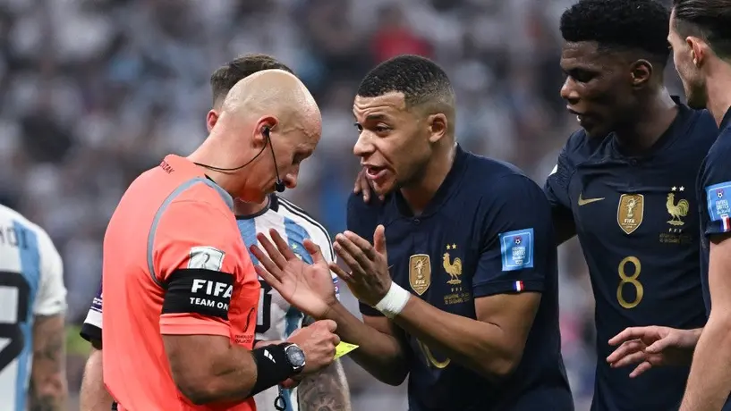 Árbitro de la Final afirma que el segundo Gol de Mbappé pudo invalidarse