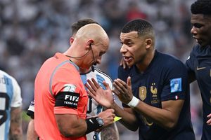 Árbitro de la Final afirma que el segundo Gol de Mbappé pudo invalidarse