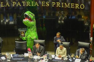 Xóchitl Gálvez, senadora del PAN, protestó disfrazada de dinosaurio contra la Reforma Electoral