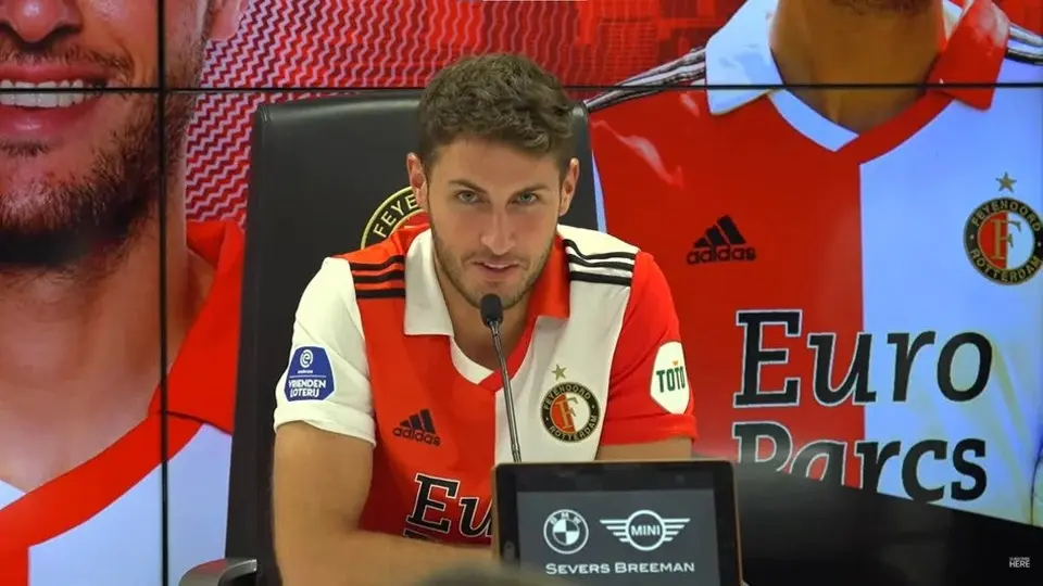 Santi Giménez: Feyenoord busca competencia para el mexicano; Negocian con Ezequiel Ballaude