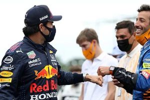 Checo Pérez: ¿Cómo afectarán las negociaciones de Red Bull con Daniel Ricciardo?