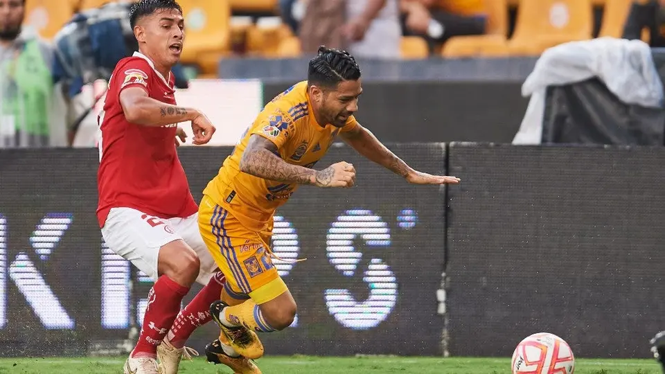 Tigres: Javier Aquino será baja con los universitarios hasta octubre