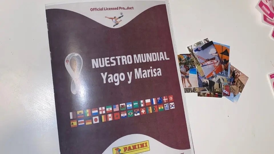 Joven hace su propio 'Álbum Panini' del Mundial sobre su relación y se lo regala a su novio