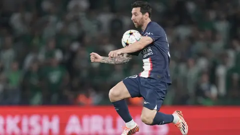 Hijo de Lionel Messi presumió estampita de su papá del álbum del mundial Qatar 2022