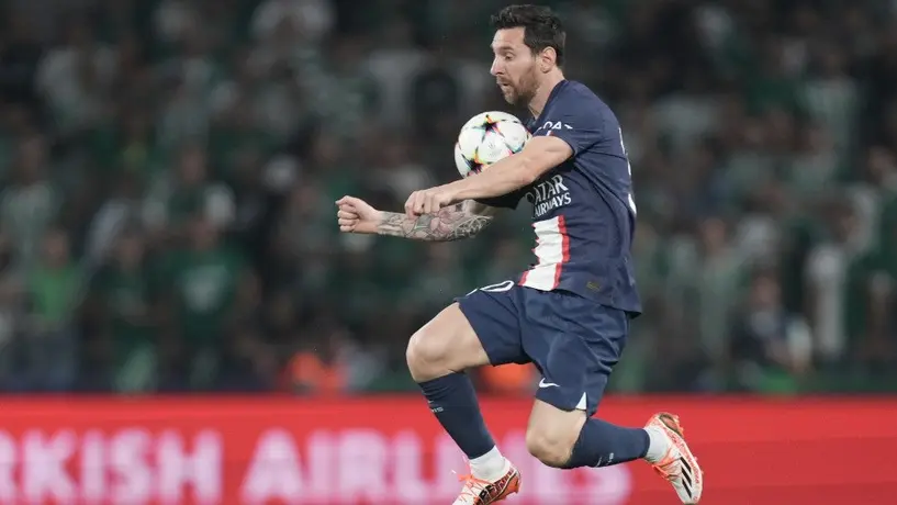 Hijo de Lionel Messi presumió estampita de su papá del álbum del mundial Qatar 2022