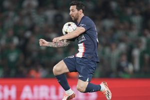 Hijo de Lionel Messi presumió estampita de su papá del álbum del mundial Qatar 2022