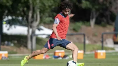 Pumas: "Chino" Huerta y Diogo de Oliveira conviven con aficionada a las afueras de cantera
