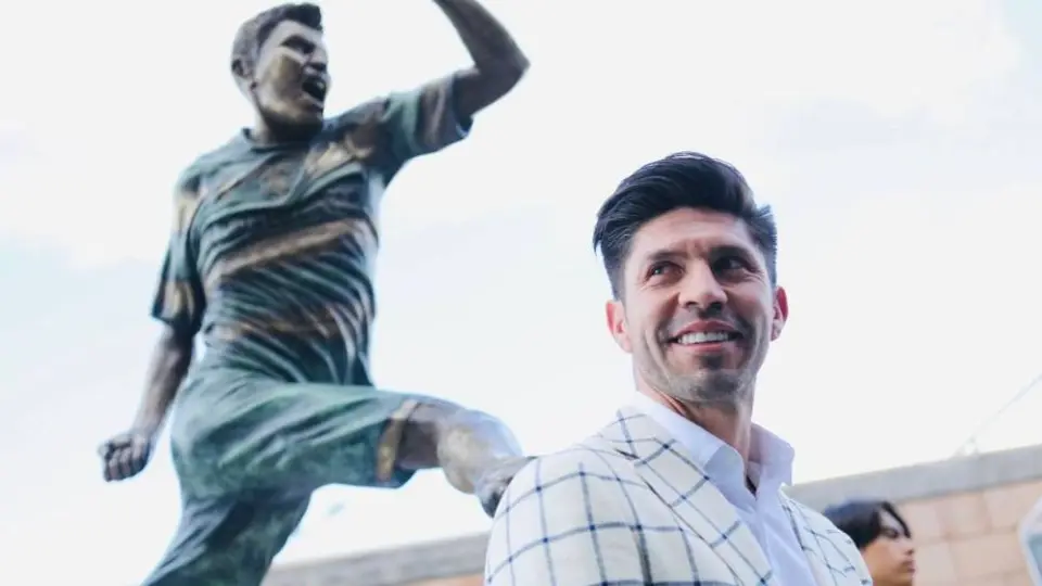 Santos: Develó estatua de Oribe Peralta en el Territorio Santos Modelo