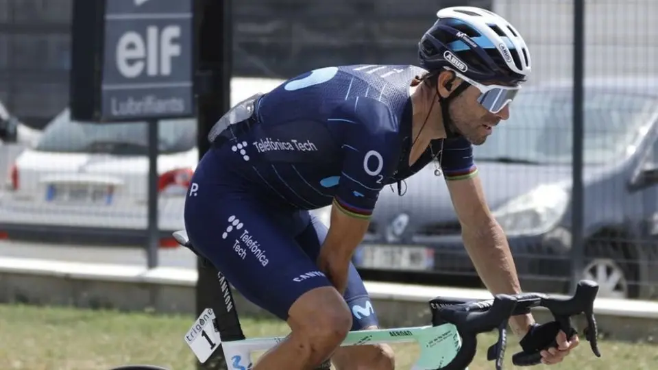 Alejandro Valverde y dos ciclistas más fueron atropellados; el coche se dio a la fuga