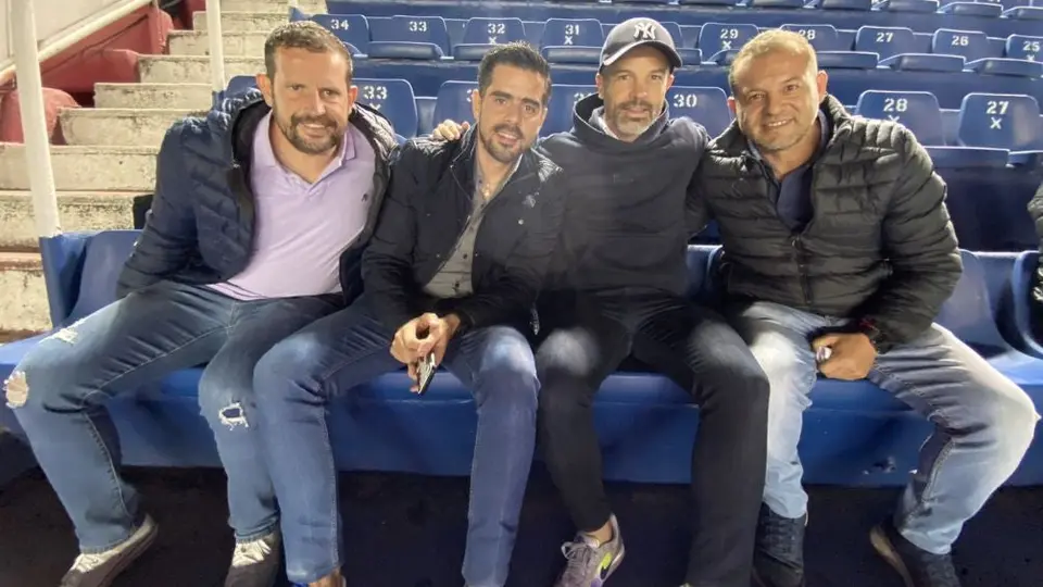 Pumas: Rafa Puente Jr desatiende protocolo durante Himno Nacional de México