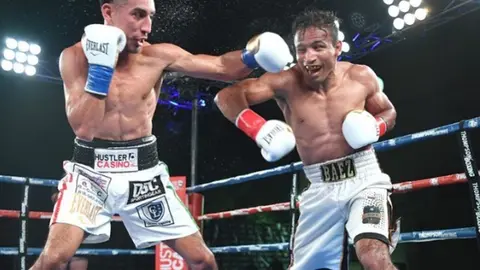 Boxeador noqueó a su rival durante ‘choque de puños’ al reanudar el encuentro