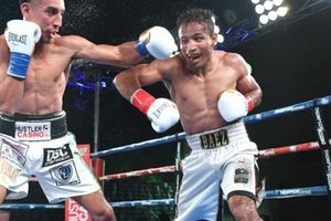 Boxeador noqueó a su rival durante ‘choque de puños’ al reanudar el encuentro