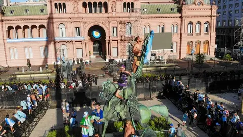 Argentina: El otro lado del festejo, calles destrozadas y personas heridas