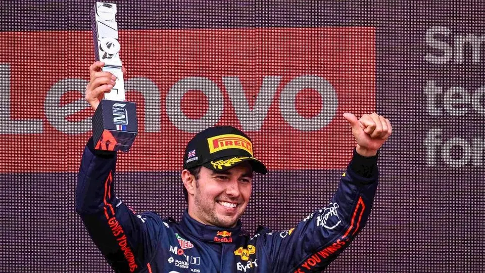 Checo sobre su duelo en Silverstone con Hamilton y Leclerc: 'Así es como deberíamos competir'