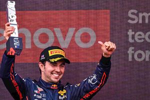 Checo sobre su duelo en Silverstone con Hamilton y Leclerc: 'Así es como deberíamos competir'