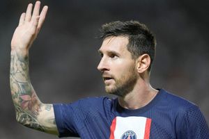 Video: Messi tuvo un gran gesto con un pequeño aficionado del PSG tras la Supercopa de Francia