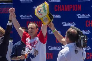 Joey Chestnut revalidó su campeonato en competencia de comer hot dogs