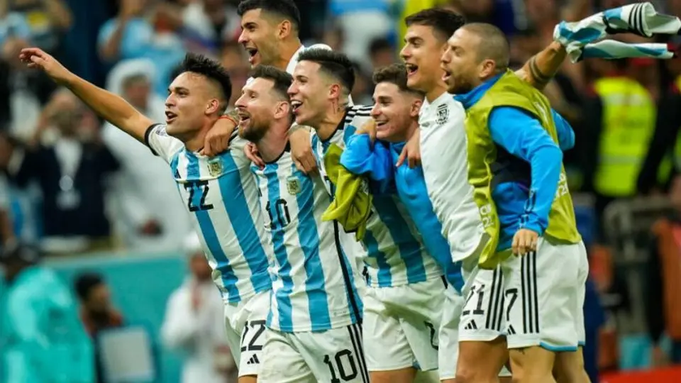 Qatar 2022: Sale a la luz video de jugadores de Argentina empujando a un guardia de seguridad