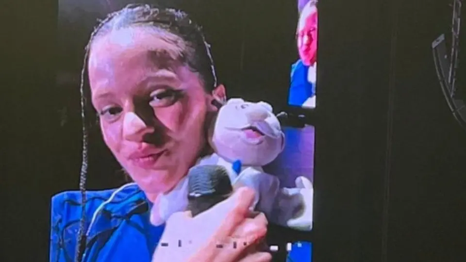 Rosalía: Recibió peluche del Dr. Simi durante su concierto en la CDMX